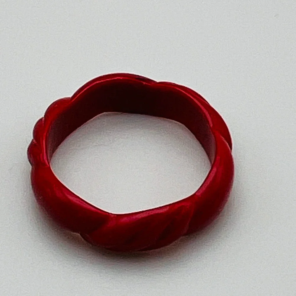 Vintage Red Resin Lucite Twisted Rope Band Ring Women Size 6 Chunky Bold Retro